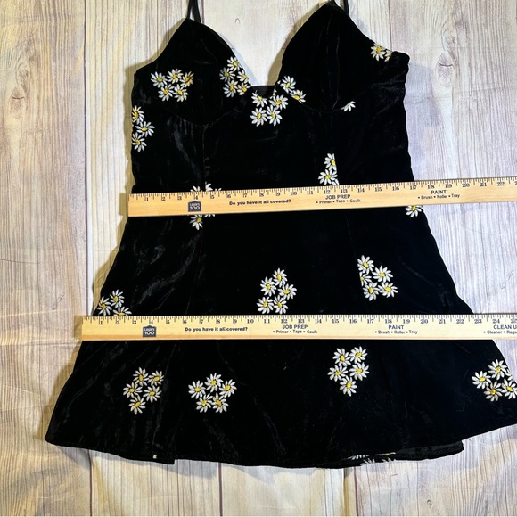 Urban Outfitters Ginger Velvet Daisy Embroidered
Black Velvet Corset Mini Dress - Picture 10 of 13
